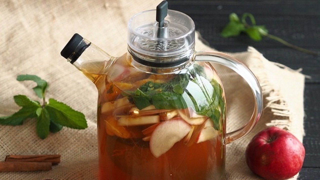 Рецепт воды с яблоками. Яблочный отвар. Чай с яблоком. Чай с яблоком и корицей. Настой из яблок.