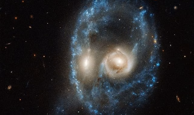 Astrofizicienii au găsit semne ale existenței a două generații de găuri negre